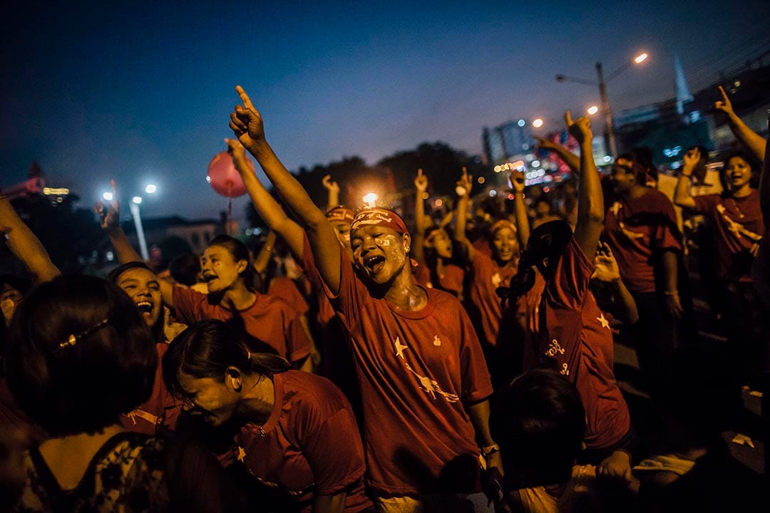 女導演Kyi Phyu Shin成立了一個助選團隊,民盟支持者在仰光中央火車站外跟著助選團的音樂起舞。