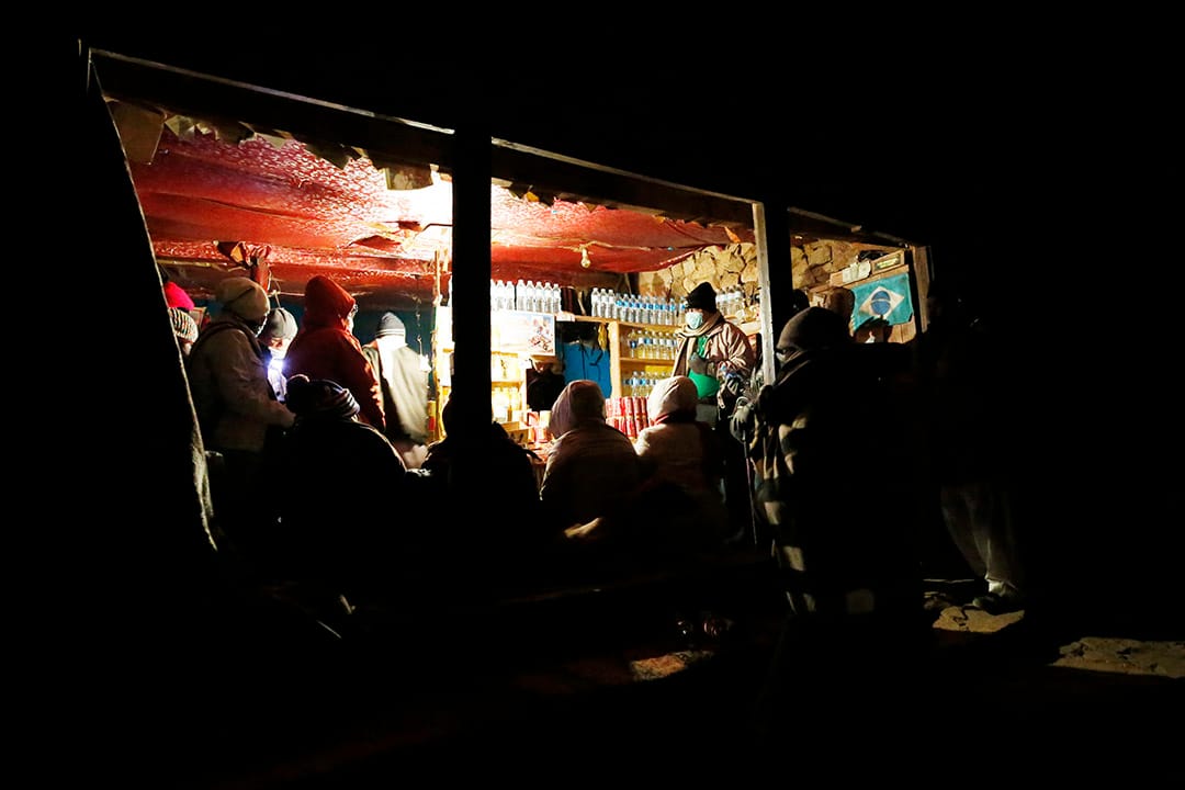 2015年12月9日,西奈山,遊客和朝聖者在攻頂前在休息站取暖和歇息。攝:Amr Abdallah Dalsh/REUTERS