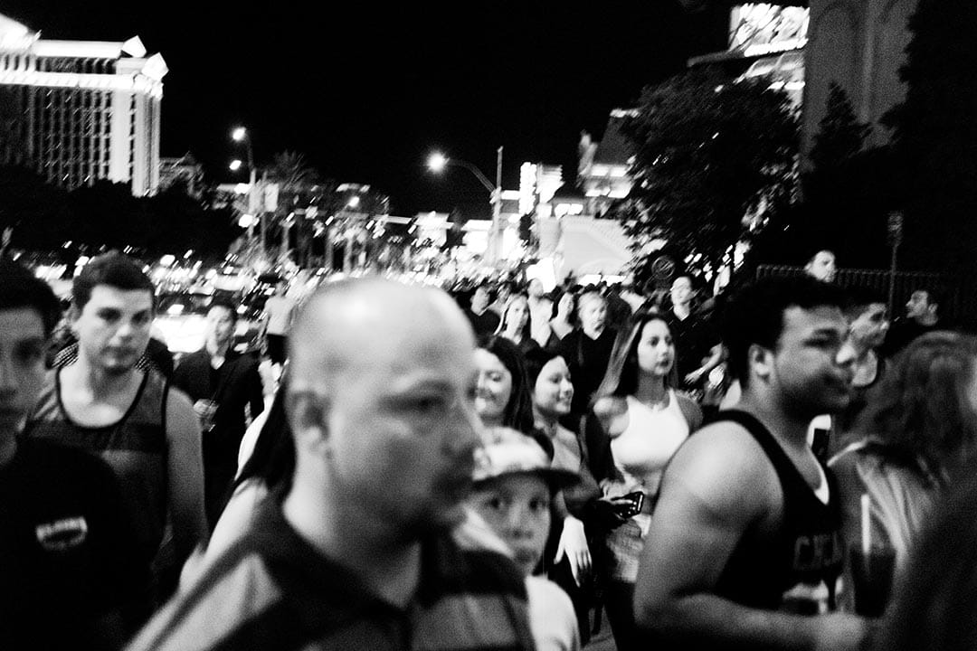 夏天夜幕降臨之後，賭城大道上人流可以和紐約鬧市區相比，不同是，這里大家在街頭拿著啤酒邊喝邊走，從一個賭場逛到另一個賭場， 一直到凌晨。