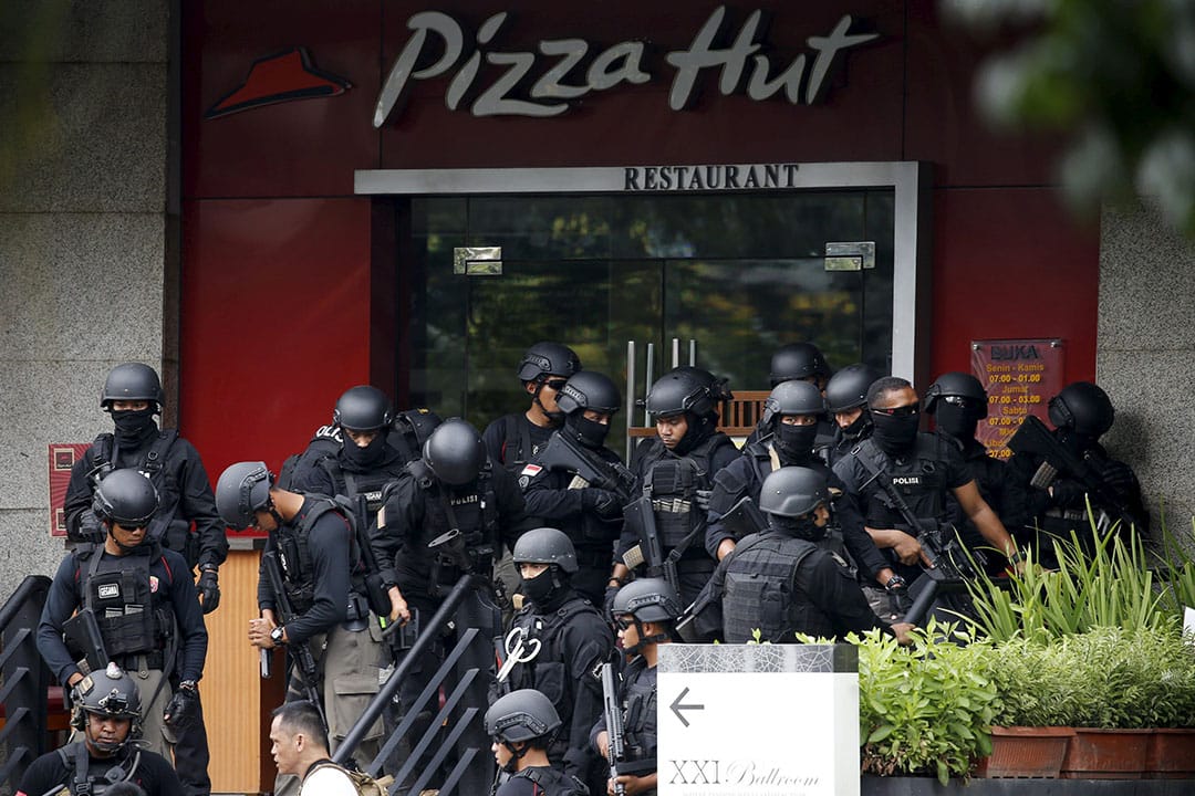 警方在襲擊現場附近餐廳外戒備。攝：Beawiharta／REUTERS