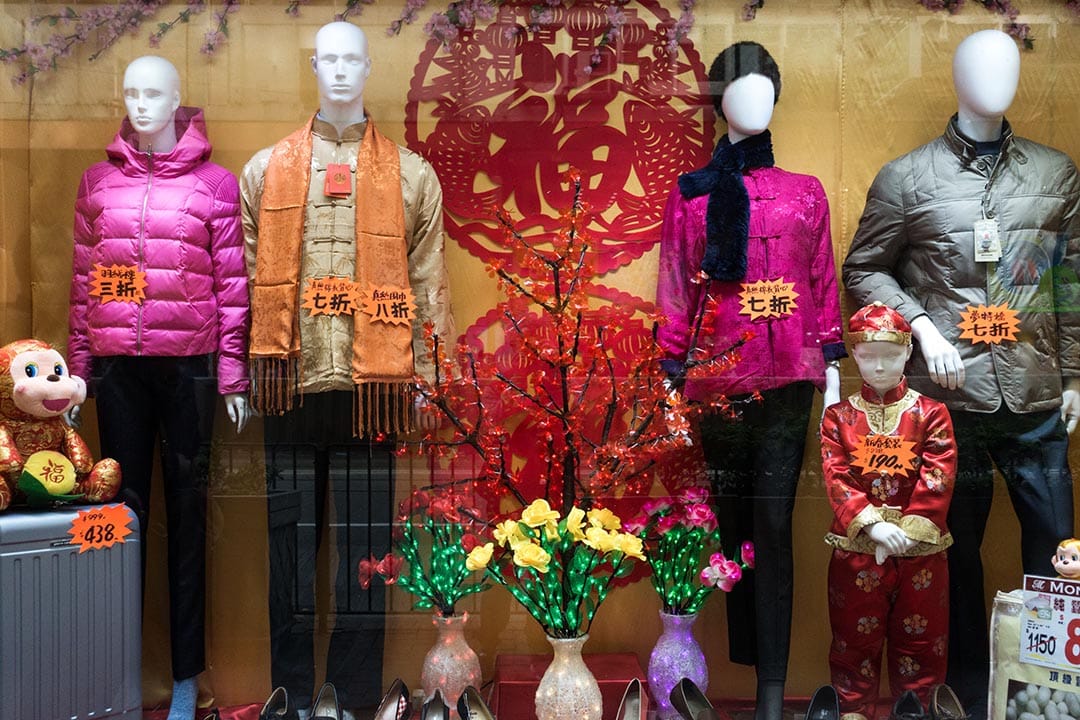 北角一家百貨的櫥窗陳列着棉襖。攝：盧翊銘/端傳媒