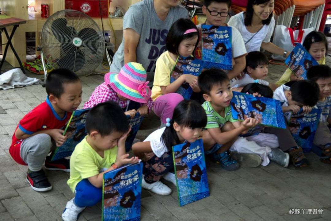 讀着繪本上螢火蟲的文字,聆聽城鄉的故事,這個流動課堂,極有意義。圖片由綠腳丫提供