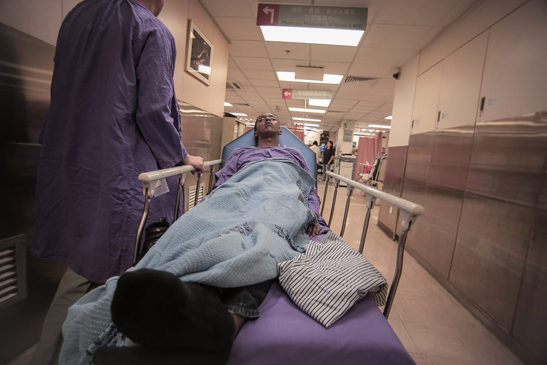 2013年，一位尋求庇護者身體感到不適，送院治理，由於欠缺身份證明，醫療費用會比較高昂，對於他們來說是生活中的一個問題。攝: Billy H.C. Kwok/ 端傳媒