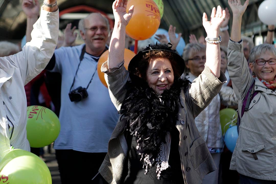 長者「快閃族」在城市中心的火車站廣場向公眾展示:老年也可以過得很cool !70歲的Christa(正中)連續兩年參與。攝: Rosa Maria Rühling