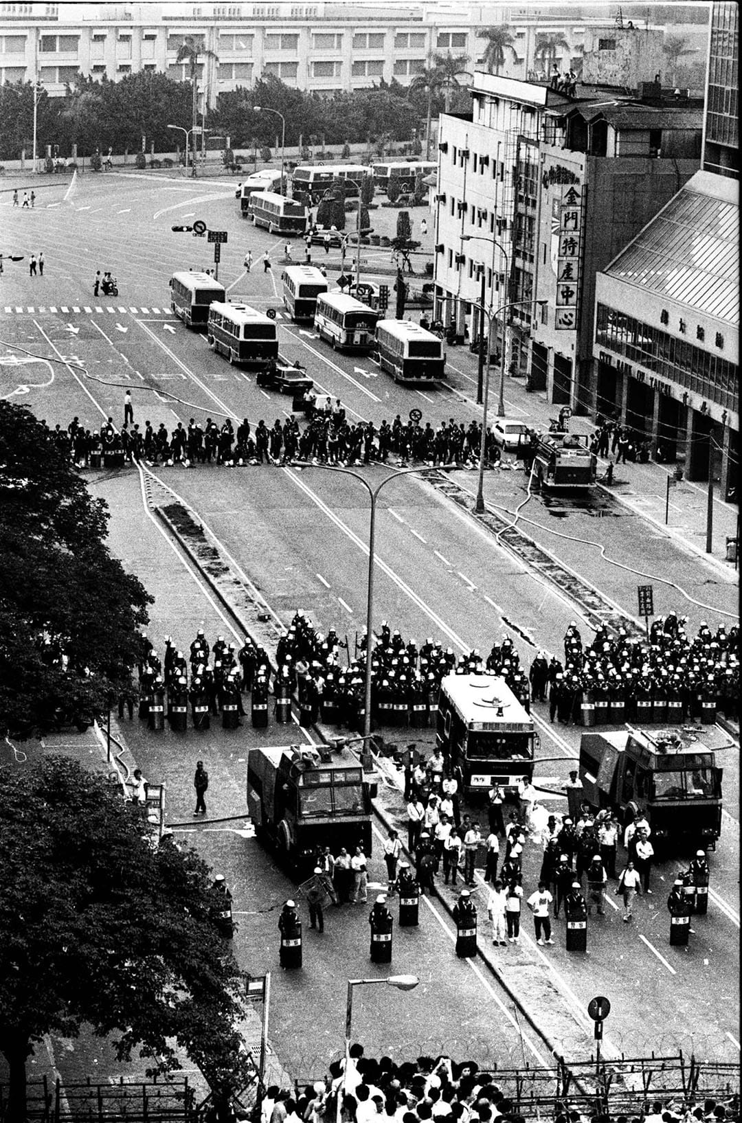 台灣，1987年12月25日國民大會外抗議活動，引起警方封鎖中山堂周圍。