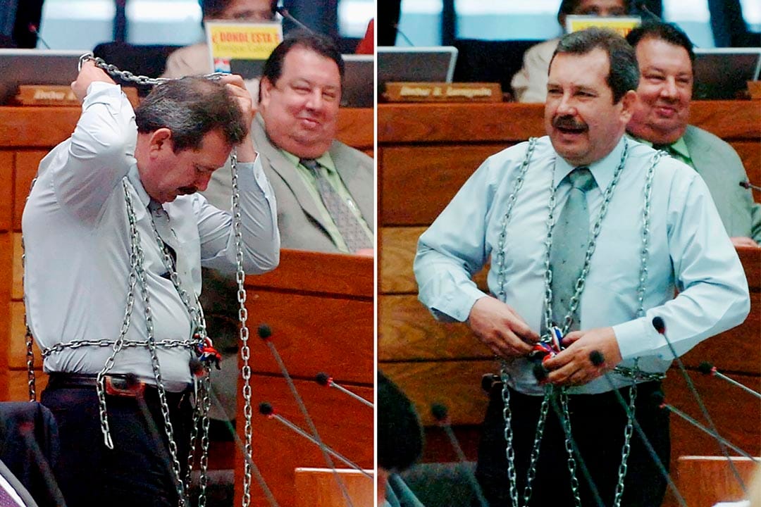 巴拉圭国会议员 Gustavo Musi 用铁链将自己锁在议席。摄：Ruben Alonzo/REUTERS