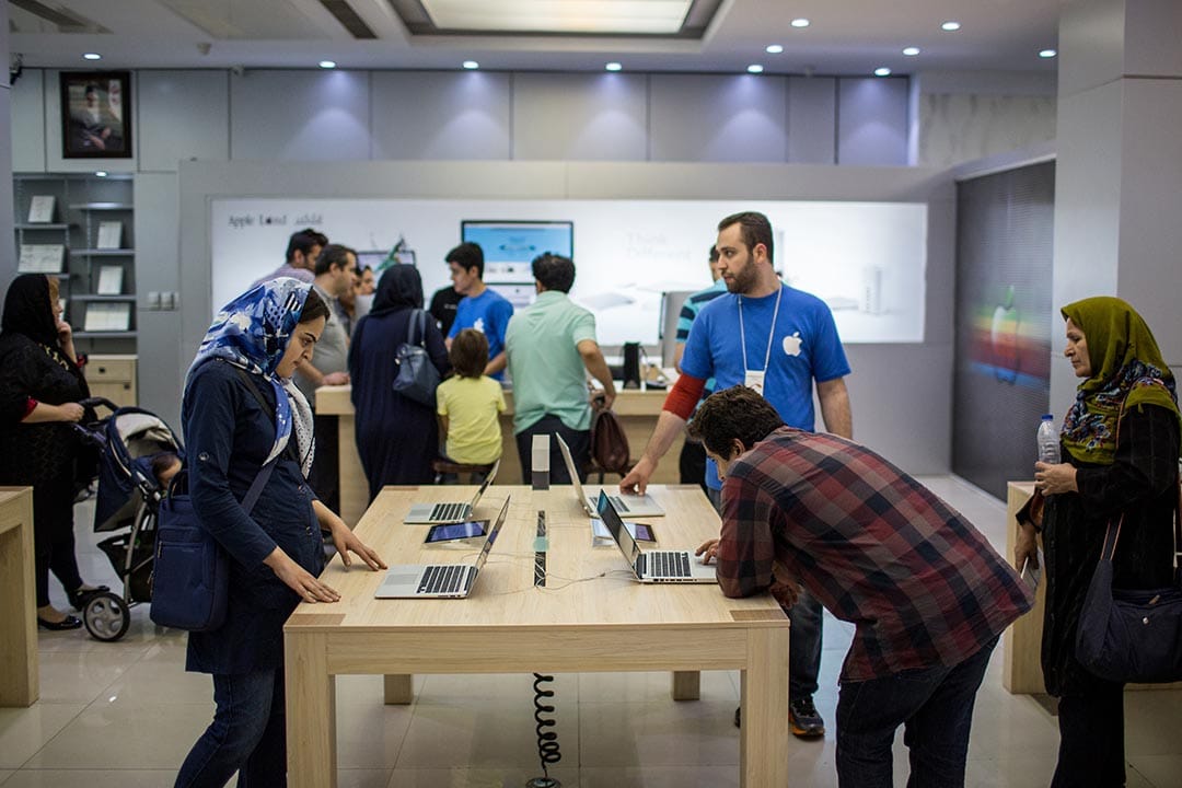 伊朗德黑蘭一間專門售賣蘋果產品的專門店。攝: Arash khamooshi /端傳媒