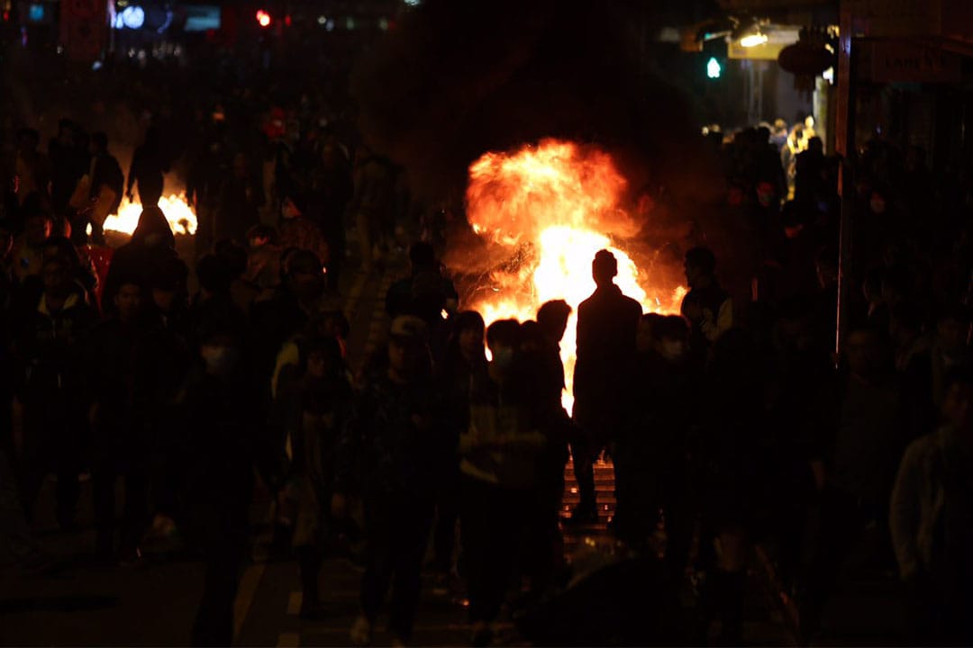 凌晨约4时，示威者在旺角街头多处地点焚烧杂物。摄：林亦非/端传媒