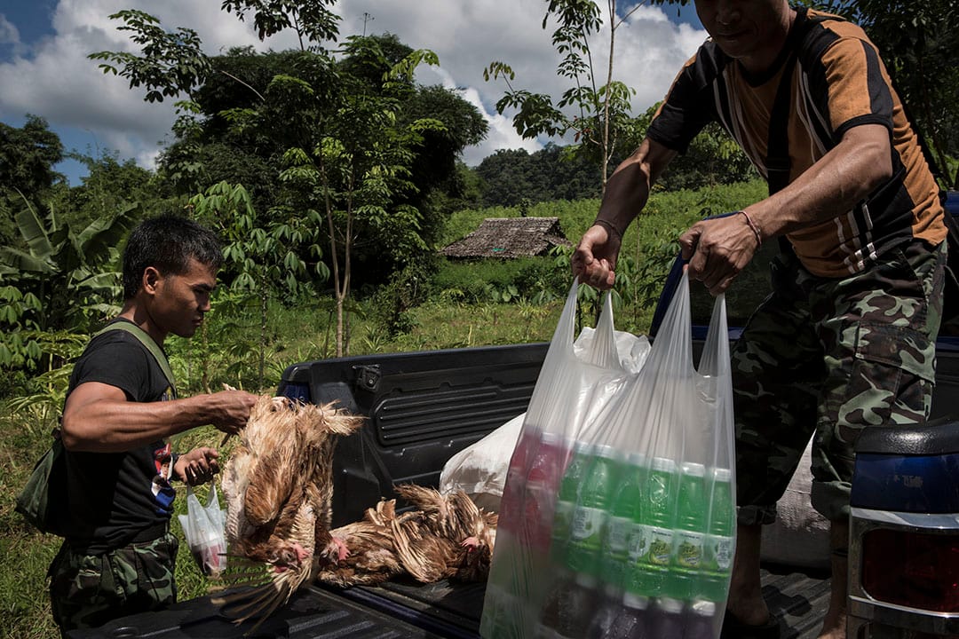 KNDO從車子卸下食物和飲料。攝 : Mathieu Willcocks/端傳媒
