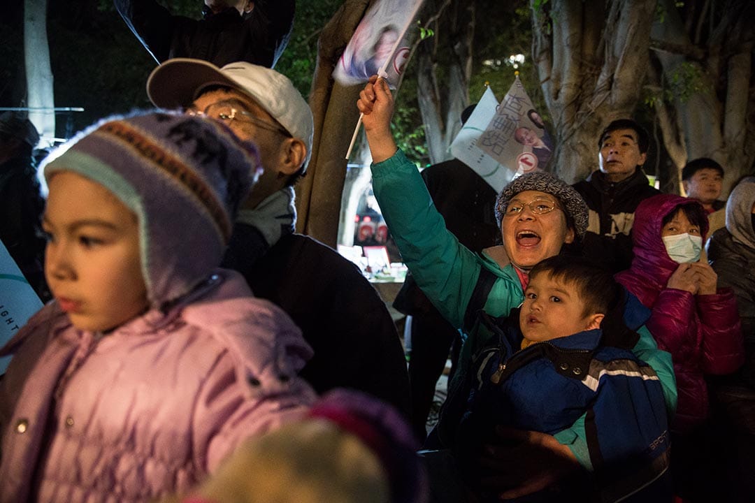 1月14號謝素嬉帶著兩個孫子出席蔡英文在新竹的造勢晚會,大聲呼喊口號。攝:Billy H.C. Kwok/端傳媒