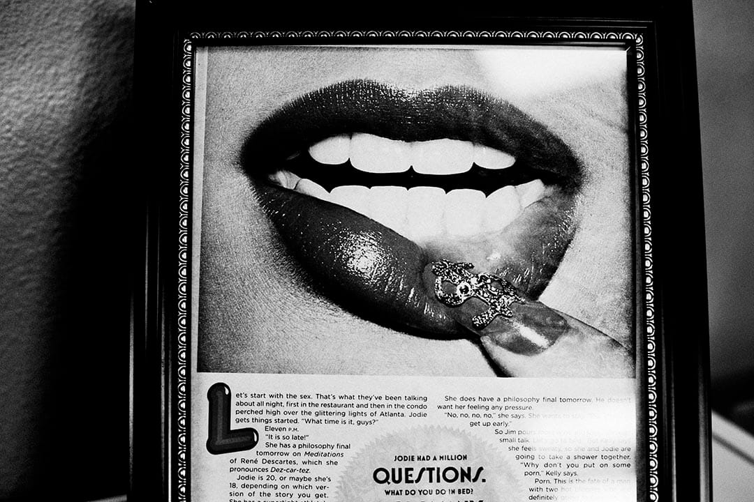 在“包養”約會網頁公司入口的地方，鏡框裡是關於20歲的Jodie和她58歲的SugarDaddy的故事。