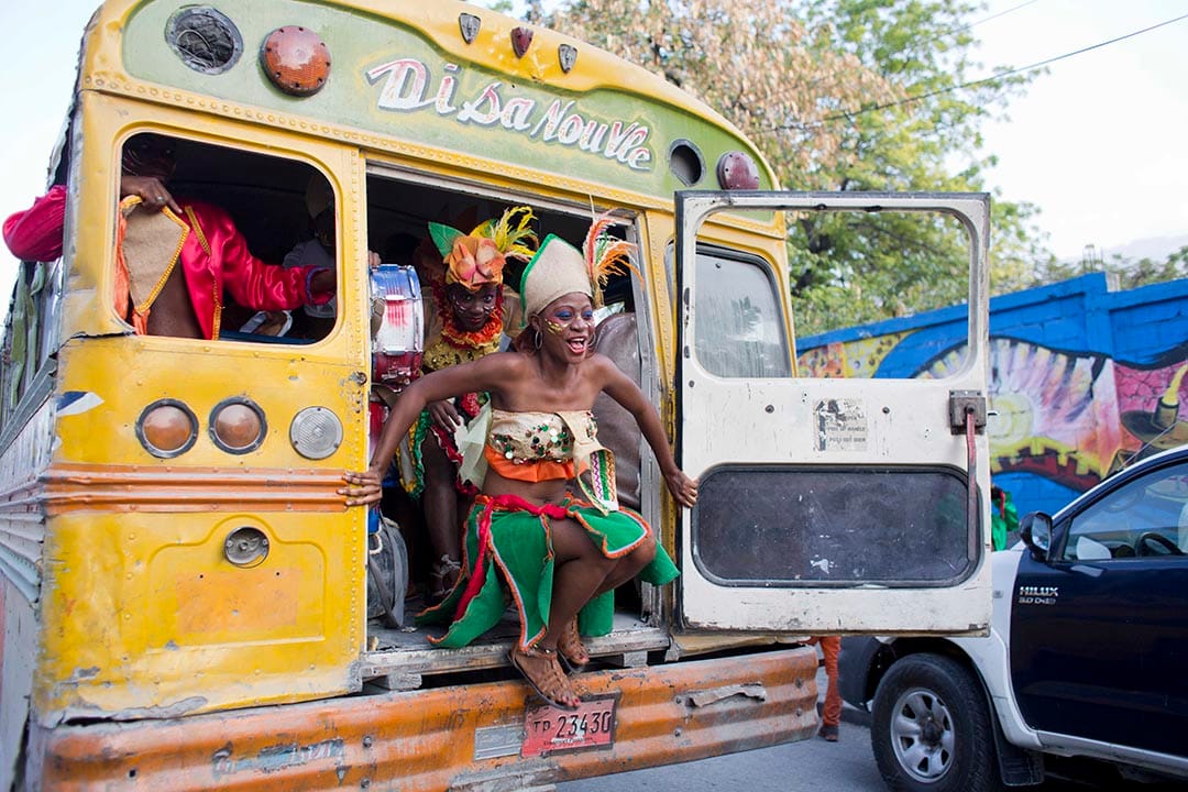 狂欢节最后一天,海地太子港的舞者们下车,前往晚上的游行。摄:Dieu Nalio Chery/AP Photo
