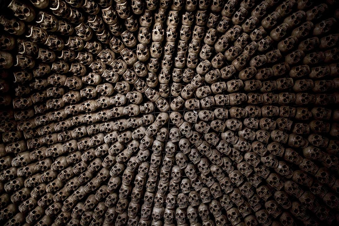 在佛學院內擺放的假頭骨。攝:Kevin Frayer/Getty Images