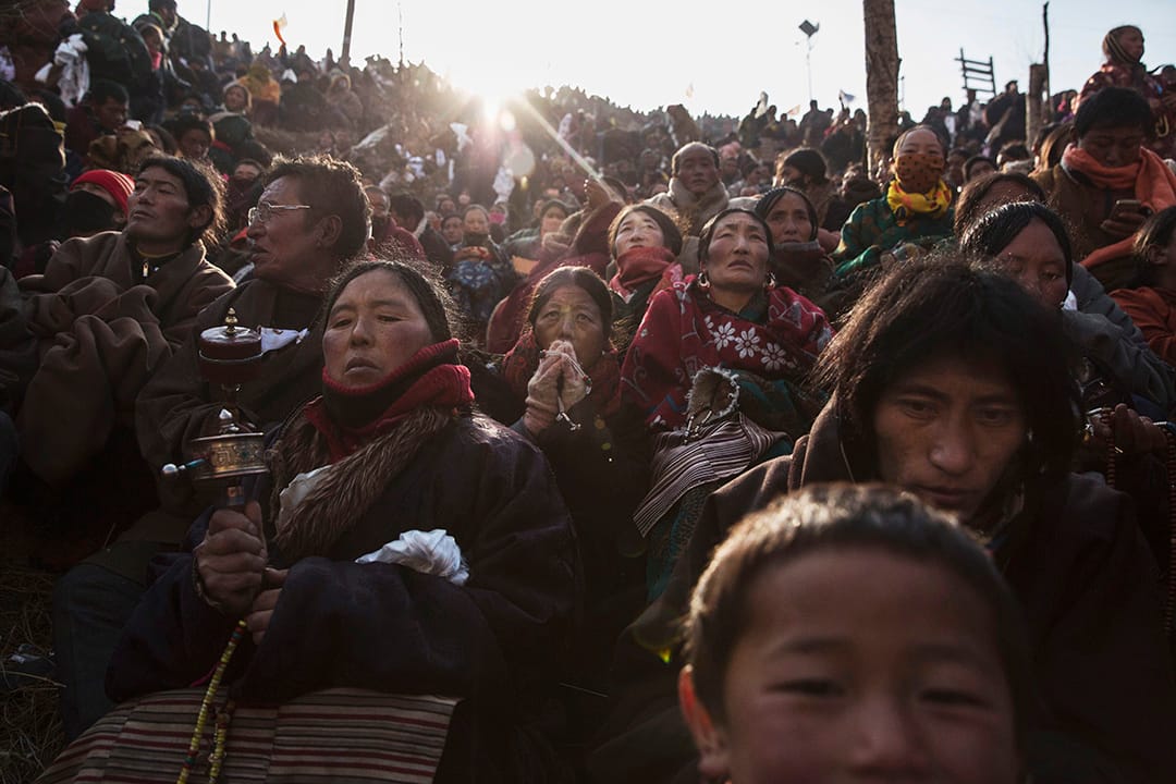 喇嘛、出家人以及研究佛學的學生在色達喇榮五明佛學院內念經及祈福。攝:Kevin Frayer/Getty Images