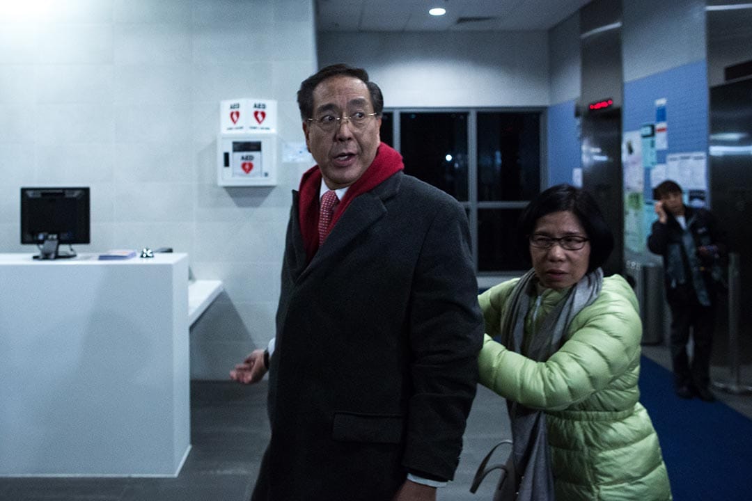 2016年1月26日，李國章首次主持港大校委會議後，於大樓外遇見大批示威學生需要退回大樓內暫避。攝：盧翊銘/端傳媒