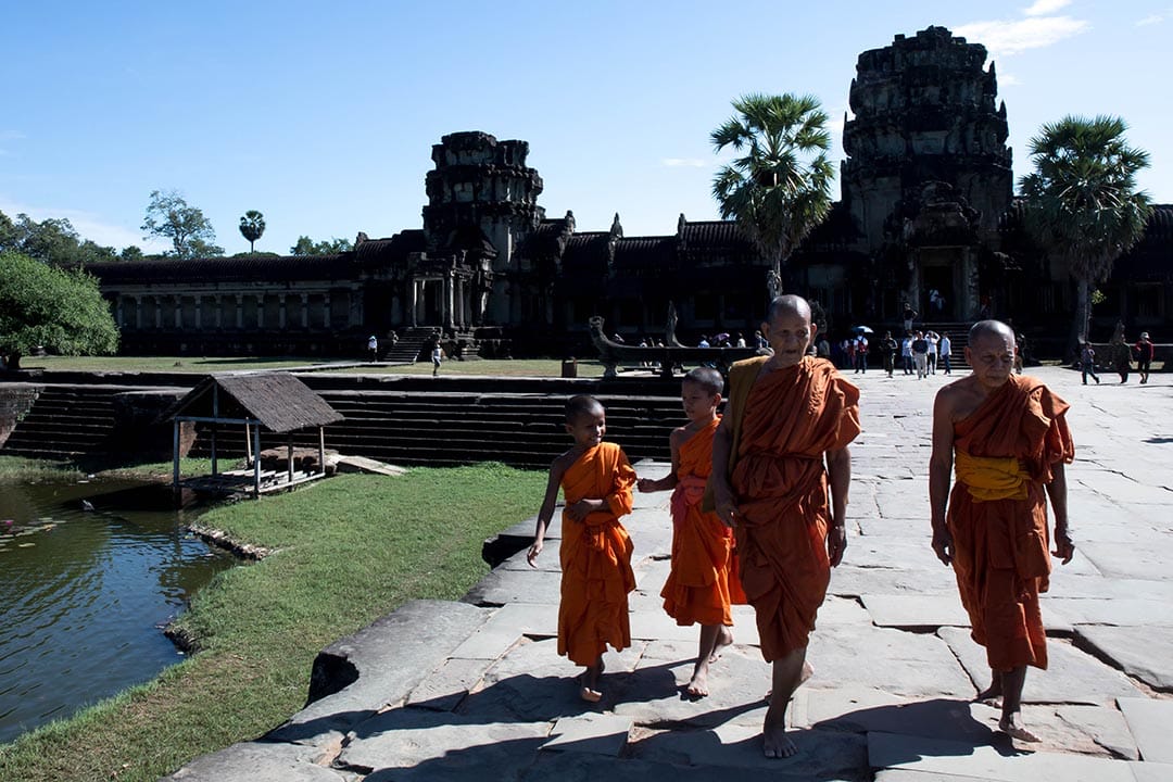 参观吴哥窟的僧侣。摄:樊素心/ 端传媒