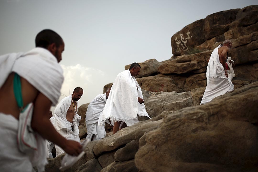 穆斯林朝圣者正在爬上Mount Mercy。摄 : Ahmad Masood/REUTERS
