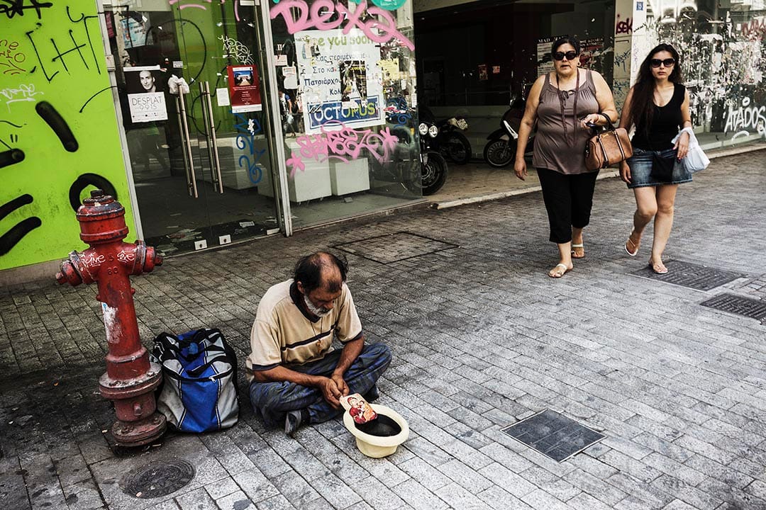 憲法廣場街邊的乞丐。攝：Achilleas Zavallis/端傳媒