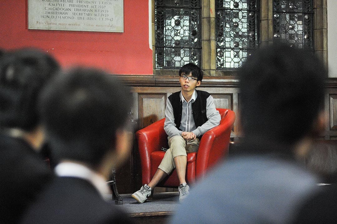 黃之鋒在牛津辯論社(Oxford Union)演講。攝 : Rex Features via AP Images