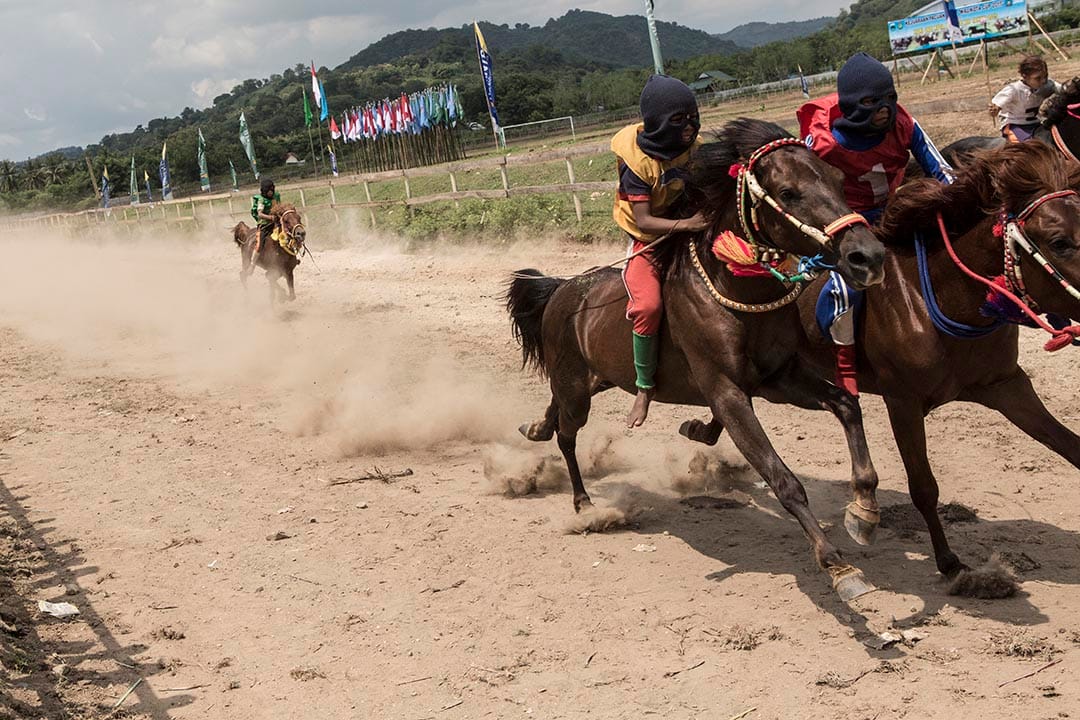 裝備簡陋的小騎師落力比賽。攝:Putu Sayoga