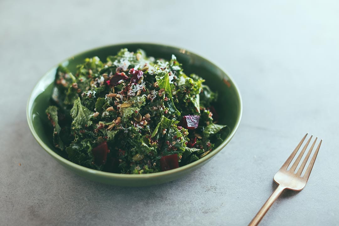 并非一定用本地菜就好味道，有时亦要依靠大厨的厨艺，例如用羽衣甘蓝及红菜头做的这个沙律，要加入芝士及葵花籽来平衡羽衣甘蓝的苦涩味。摄：王嘉豪/端传媒