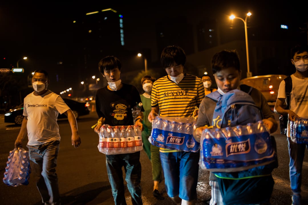 爆炸現場附近的居民擔心食水受污染,搶購瓶裝水。