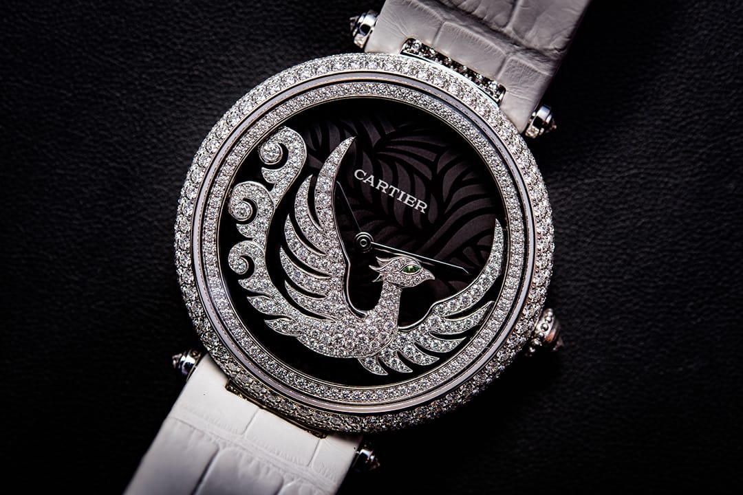 Cartier Envoi d’Un Phoenix 手錶看似走回舊路,用珠寶作包裝,但其實鑲滿鑽石的鳳凰是佗飛輪,手錶運作時會一直轉動。攝: Lit Ma/端傳媒