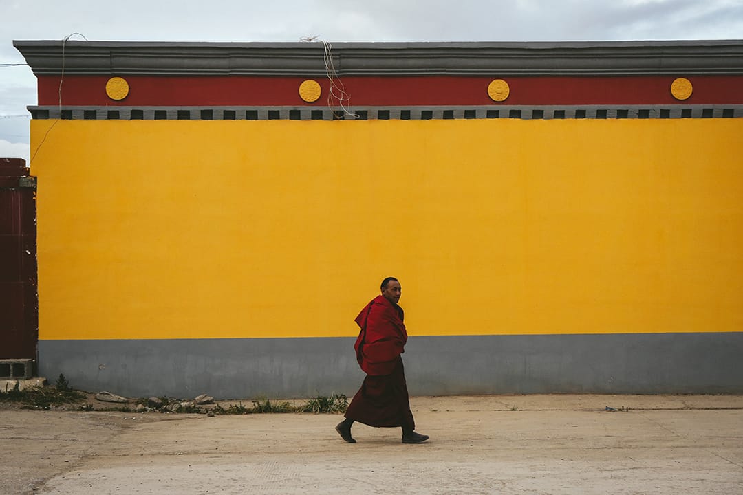 一名喇嘛在治多縣街道上走過。攝 : 王嘉豪/端傳媒