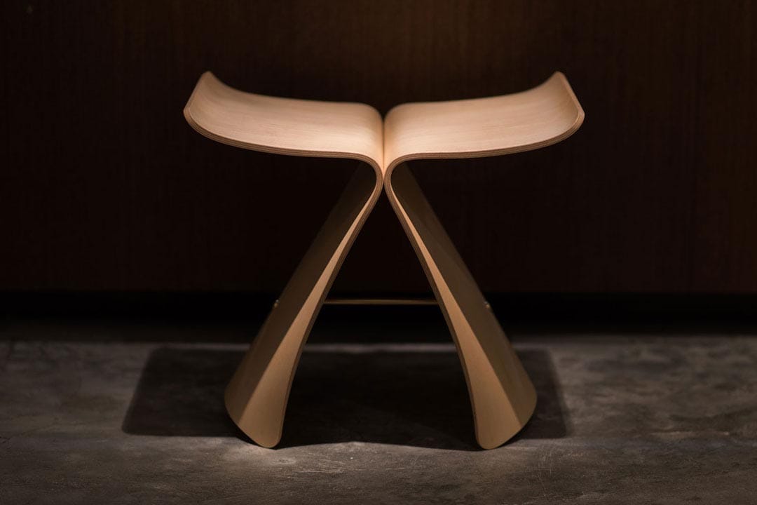 蝴蝶椅：最容易收藏在家中的博物館經典，適合任何裝修風格，膠合板材質輕巧，方便各處移動。（攝：Lit Ma / 端傳媒）