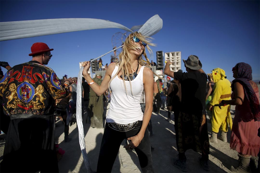 Burning Man（火人祭）参加者在日光中起舞。攝：Jim Urquhart/Reuters
