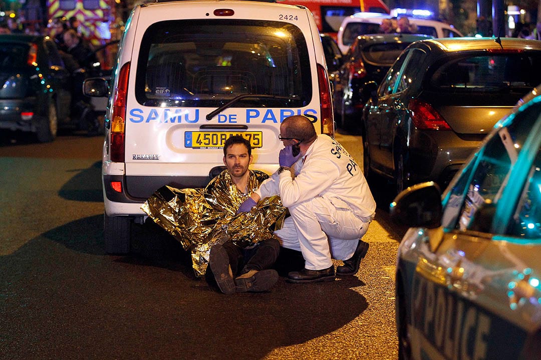 一名伤者坐在马路上。摄：Thierry Chesnot/GETTY