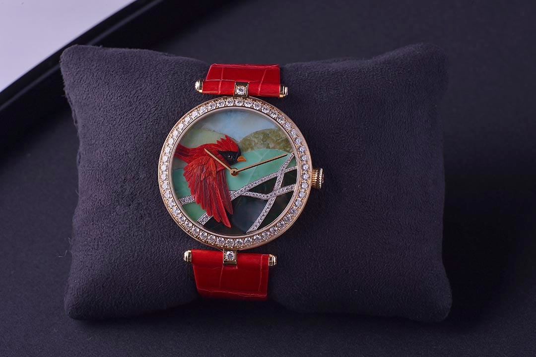 Lady Arpels Cardinal Carmin / Lady Arpels Colibri Indigo/ Lady Arpels Martin-Pecheur Azur,每款限量 22 枚,$785,000。摄:Stephen/端传媒