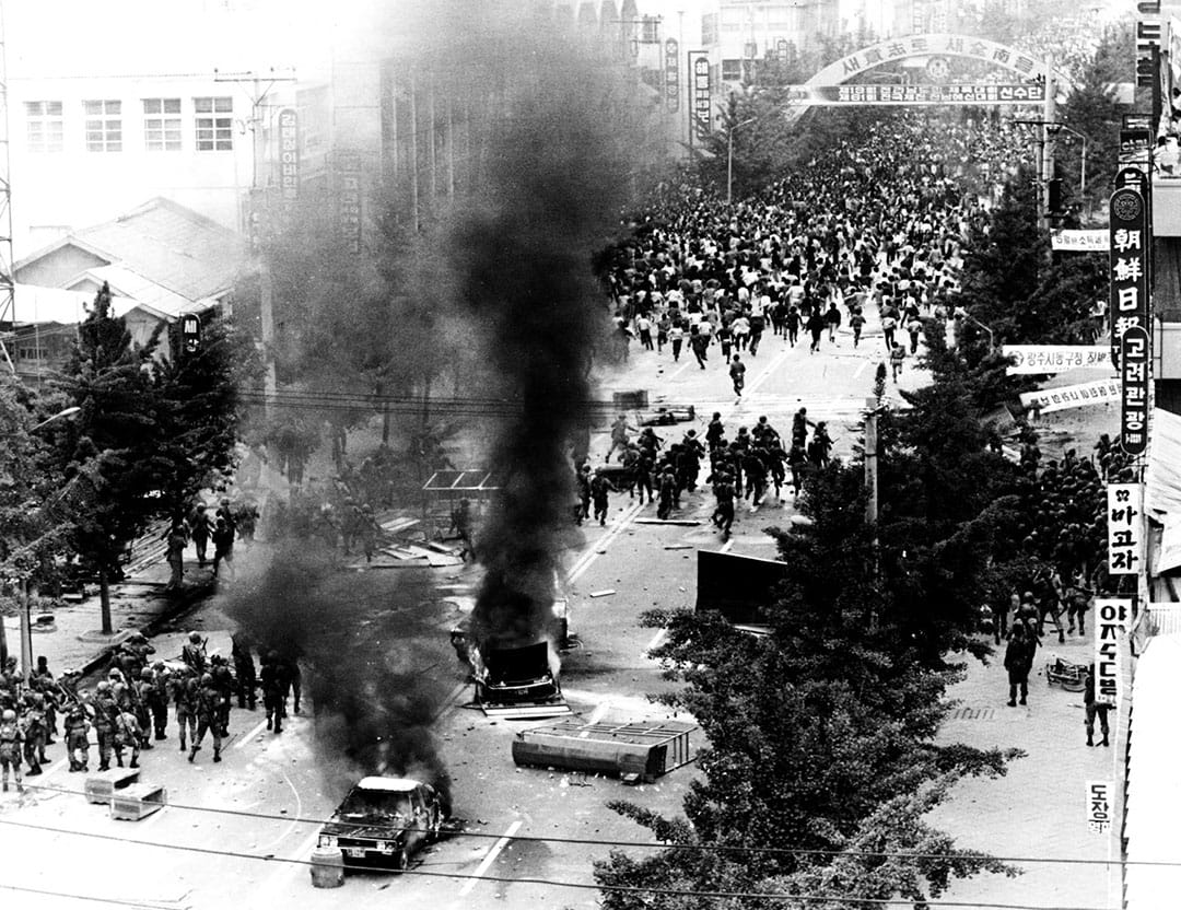 韓國，戒嚴軍一展開鎮壓，光州市民即掉頭逃跑。