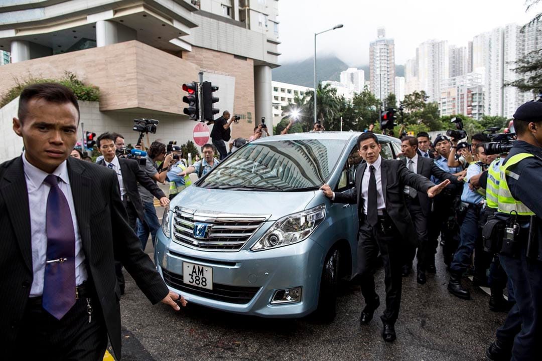 曾蔭權乘坐七人車離開東區裁判法院。攝：Anthony Kwan/ 端傳媒
