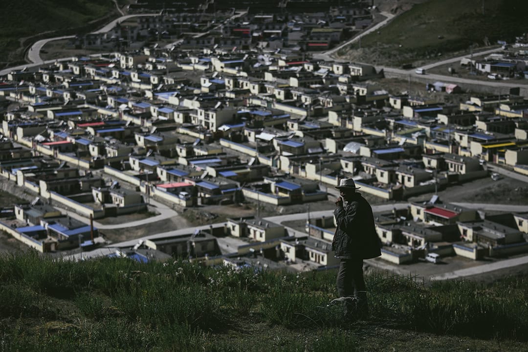 结古镇城西區附近一個移民村。攝 : 王嘉豪/端傳媒