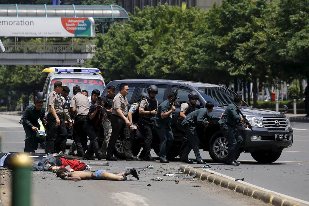 2016年1月14日，印尼時間約中午，首都雅加達一個商場發生爆炸，案發地點在聯合國辦公室及總統府附近。消息指，現場發生七次爆炸，期後警匪駁火，據報有大約10至14名槍手，傷者包括一名警察。攝： Beawiharta/REUTERS