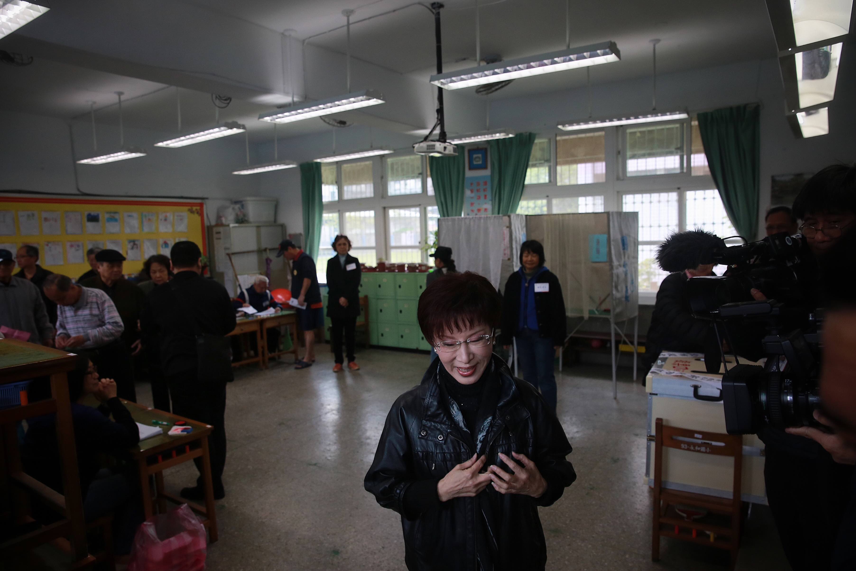 2016年3月26日，台北，國民黨舉行黨主席補選，候選人洪秀柱在票站投票。攝：Billy H.C. Kwok/端傳媒