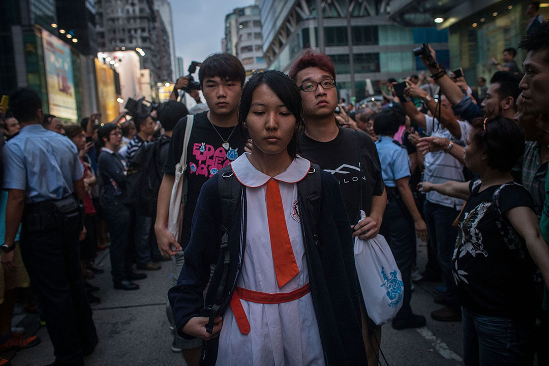 2014年10月3日，香港旺角，佔領運動期間支持及反對政改人士發生衝突，警方封鎖佔領區一帶，有學生離開封鎖範圍。攝：Chris McGrath/GETTY