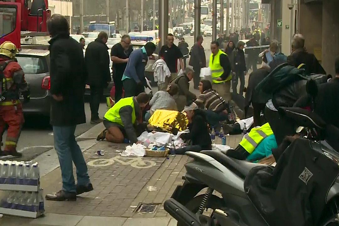 2016年3月22日，比利時布魯塞爾馬爾比克（Maelbeek）地鐵站發生爆炸後，救援人員在地鐵站外照護傷者。攝：RTL Belgium via Reuters