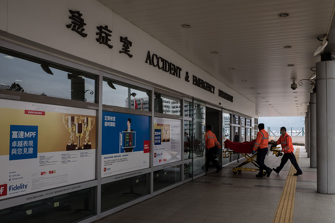 香港玛嘉烈医院，救护员推著病人进入急症室接受治疗。