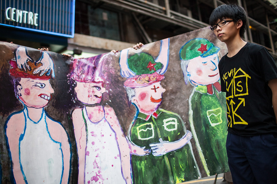 2012年,学民思潮于旺角行人专用区举行反国民教育洗脑活动。摄:林亦非/端传媒