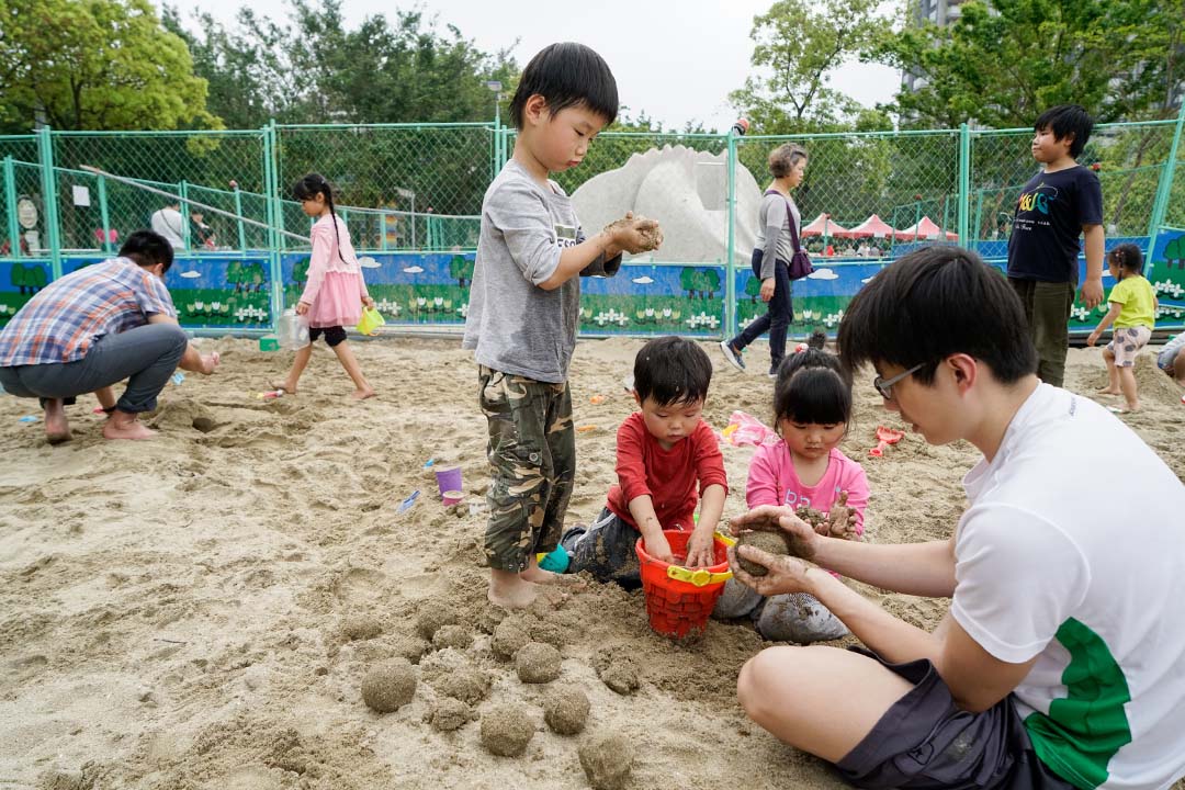 小孩在大安森林公園沙坑玩耍。攝：張國耀/端傳媒