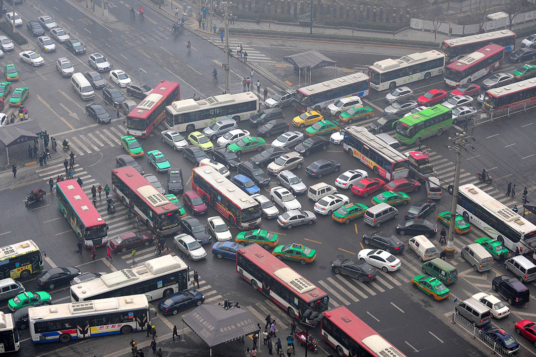 随著城市的扩大，中国的都市道路越来越拥挤不堪。摄：ChinaFotoPress/Getty