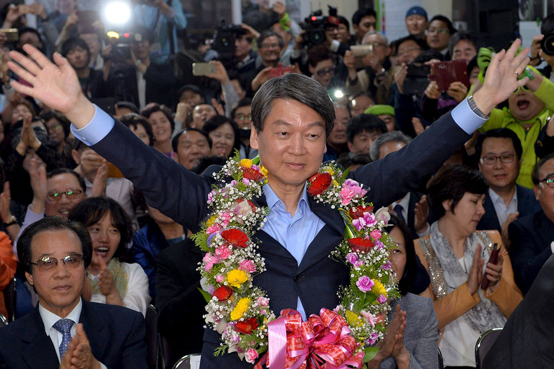 2016年4月13日，南韓首爾，國民之黨黨主席安哲秀在黨辦公室慶祝國會選舉取得佳積。攝：Kim Myung-sub/News1/REUTERS   