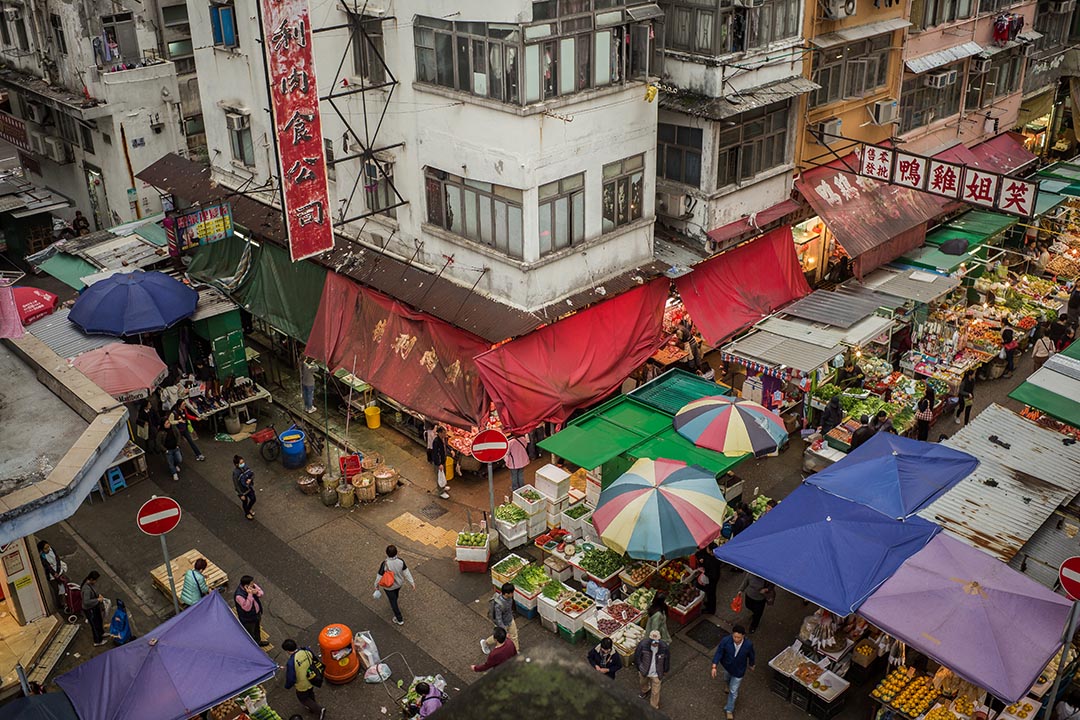 油麻地街市建筑外，是一档档以绿色小屋为依托的露天市集。露天市集、室内街市、小型超市三种样态都聚集在这一区。摄：Billy H.C. Kwok/端传媒