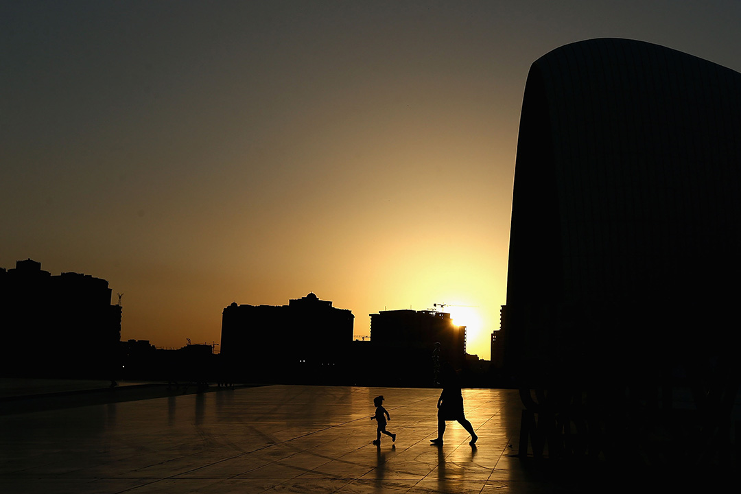 图为萨哈·哈帝在2012年为亚塞拜然设计的Heydar Aliyev文化中心。摄：Robert Prezioso/GETTY Images for BEGOC