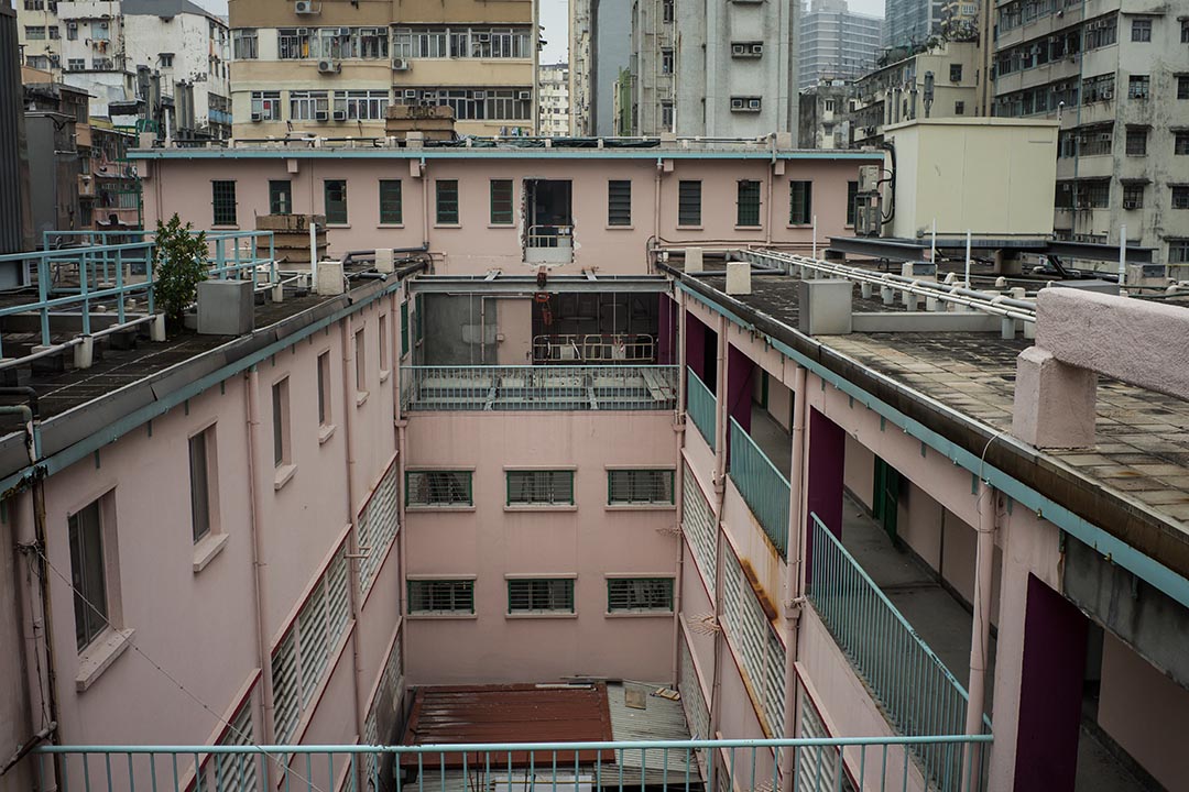 油麻地街市楼高三层，下边两层是街市，楼顶是原食环署职员的宿舍，现在空置，有人曾建议在上面开餐厅。摄：Billy H.C. Kwok/端传媒