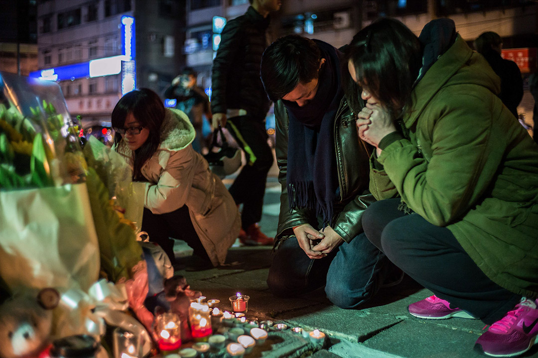 2016年3月28日，台北，一名四歲女童在內湖區遭斬頭殺害，有市民在女童遇害現場獻花及點蠟燭以示哀悼。攝：Billy H.C. Kwok/GETTY