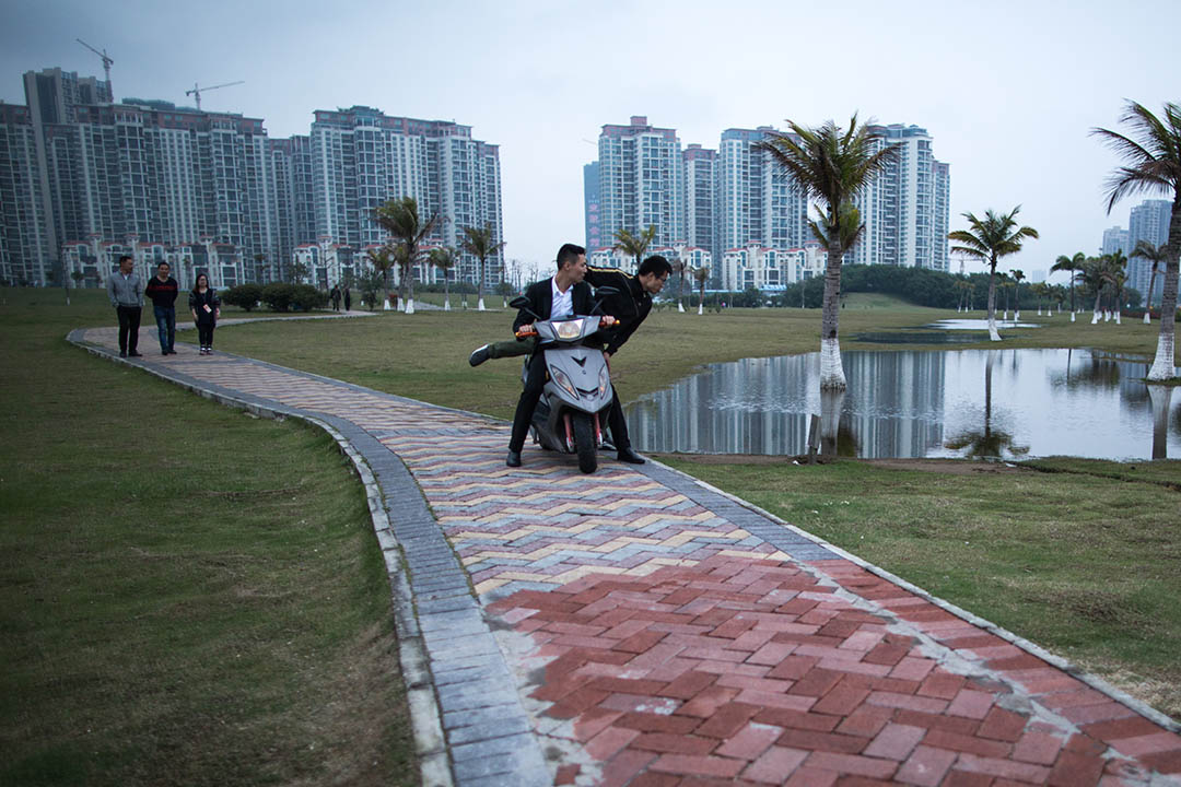 电动车代表的城市中下阶层，和追求秩序的中上阶级，在城市化进程中形成了复杂的分工和空间秩序。 图为中国深圳的一个住宅区。摄：卢翊铭/端传媒