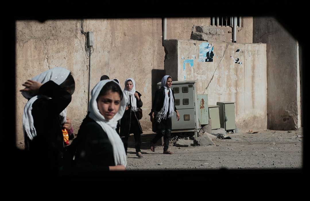 阿富汗，从美军军车向外望的风景。摄：Chris Hondros/Getty